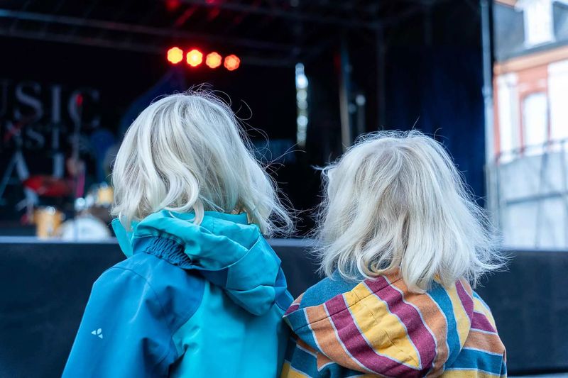 Kinder vor einer Bühne